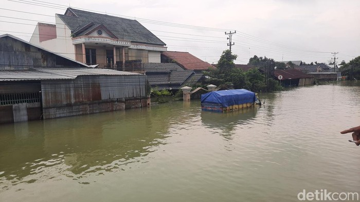 Truk terendam banjir di Jalan Kabupaten Demak Kudus foto: Dian Utoro Aji/detikjateng